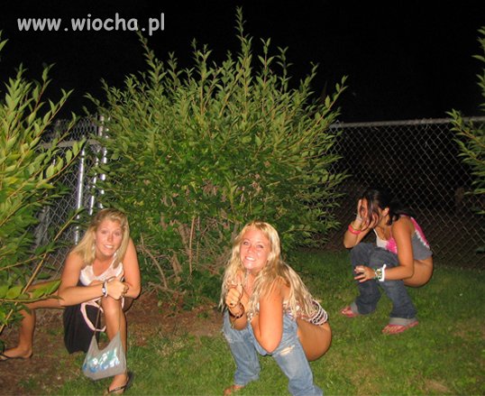 Street pee group kissing